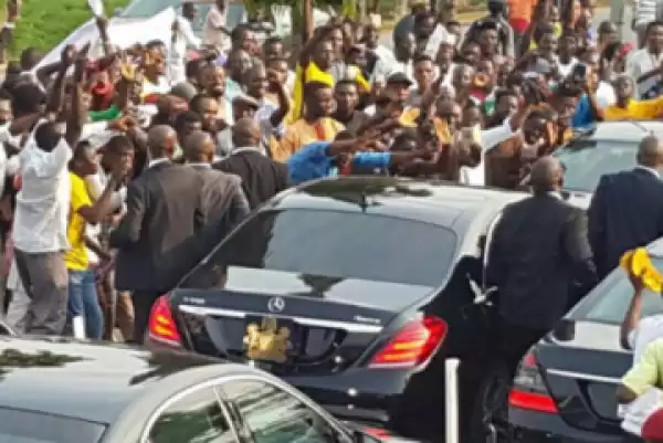 See The Massive Crowd That Welcome President Buhari At Aso Villa (Photos)
